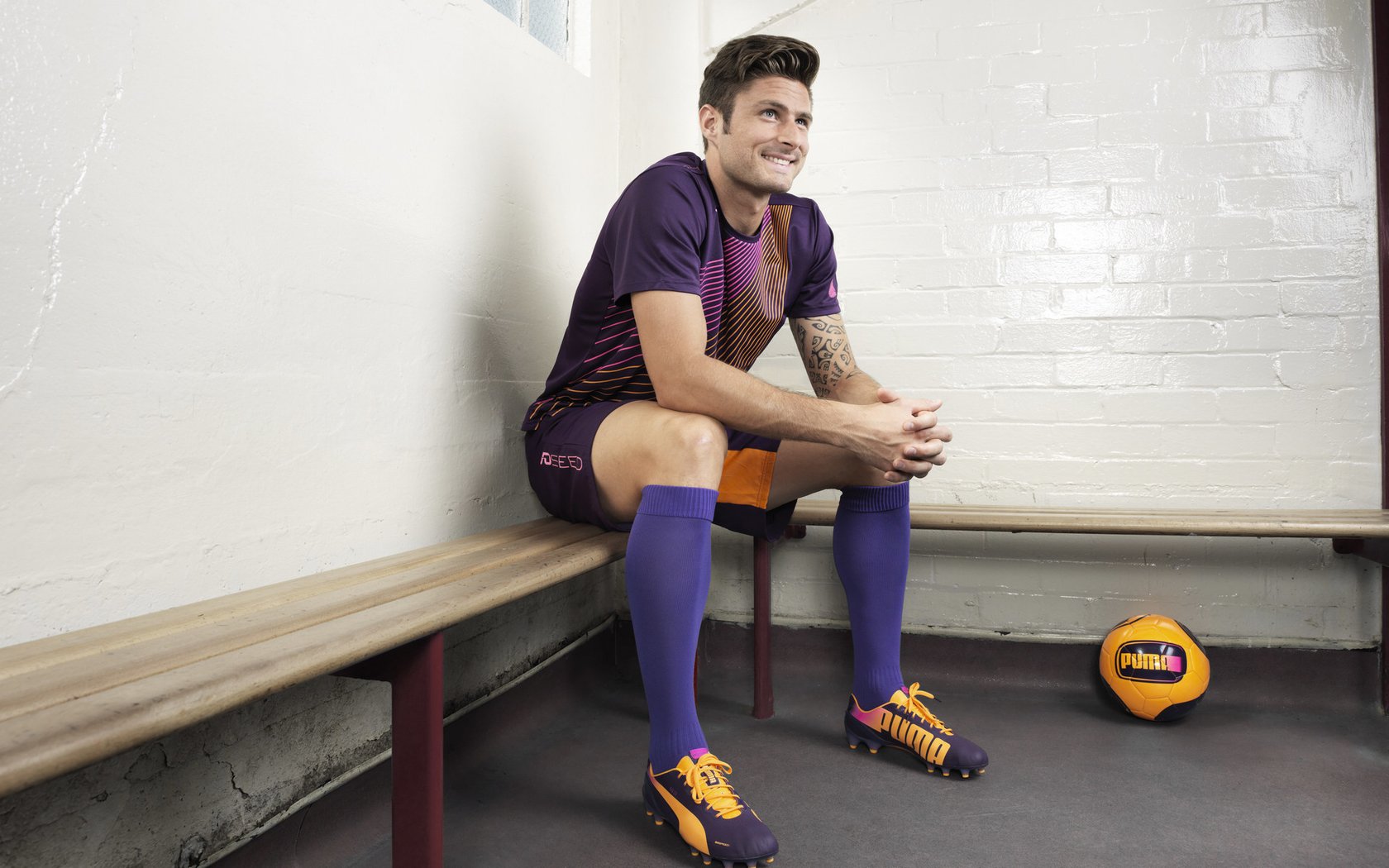 “室内游泳池百圈耐力挑战” 长距离刷圈考验意志